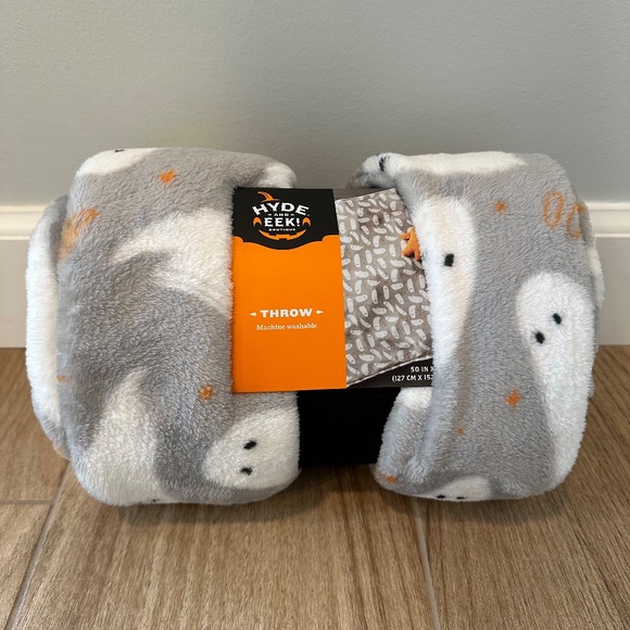 Halloween Ghost Printed Plush Throw Blanket Gray/Ivory - Hyde & EEK! - Picture 5 of 11